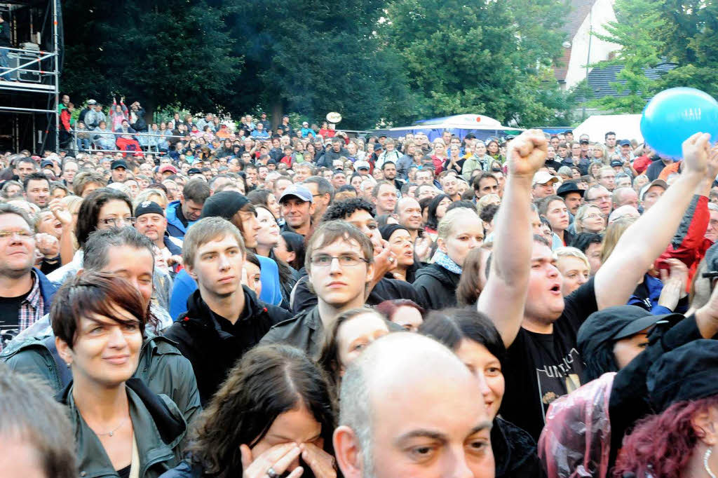 Dicht gedrngt standen die Fans nicht nur in den ersten Reihen beim Konzert von „Unheilig“ auf dem Emmendinger Schlossplatz