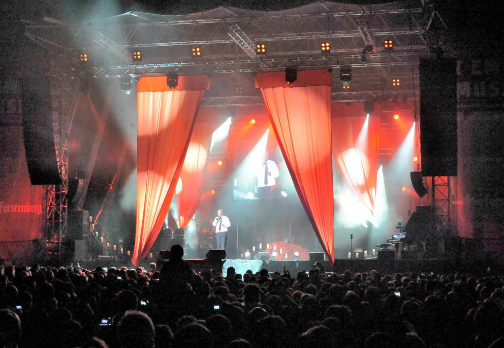 Die Show des „Grafen“ begeisterte beim Konzert von Unheilig rund 5000 Besucher auf dem dicht gefllten Emmendinger Schlossplatz