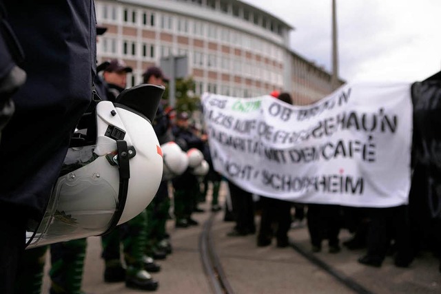 Etwa 150 Menschen  demonstrieren weitg... Kommando Rhino auf dem Vaubangelnde.  | Foto: Janos Ruf