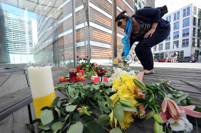 Trauer und Mitgefhl in ganz Europa: I... an der norwegischen Botschaft nieder.  | Foto: dpa