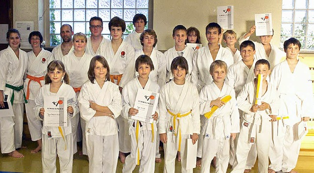Freude ber die bestandene Grtelprfu... und Schler  des Vereins Karate Dojo   | Foto: ZVG