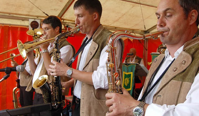 Die Latscharis beim Bierfest in doppel... auch die musikalische Unterhaltung.    | Foto: Petra Mller