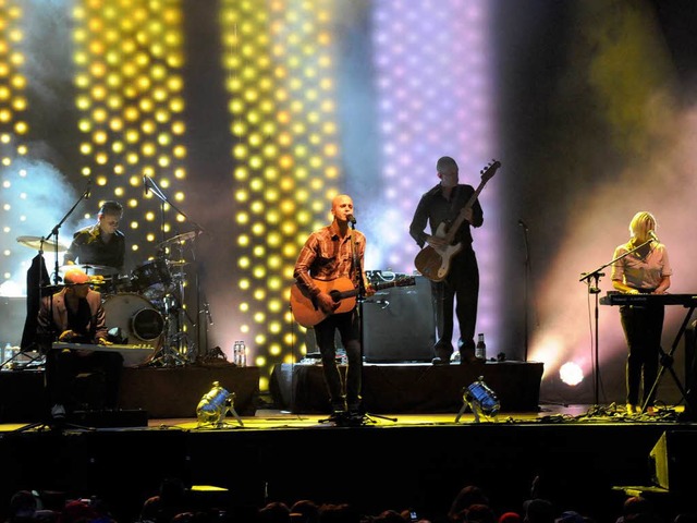 Ohne viel Tamtam, doch gut in Szene ge... seine Band auf der Schlossplatz-Bhne  | Foto: Markus Zimmermann