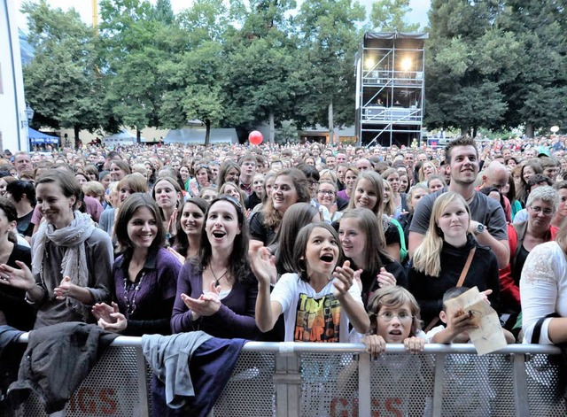 Milow mglichst ganz nah kommen wollten viele der Fans auf dem Schlossplatz  | Foto: Markus Zimmermann