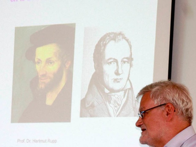 Professor Hartmut Rupp vor den Portrts von Melanchthon und Hebel  | Foto: Stefanie Wehrstein