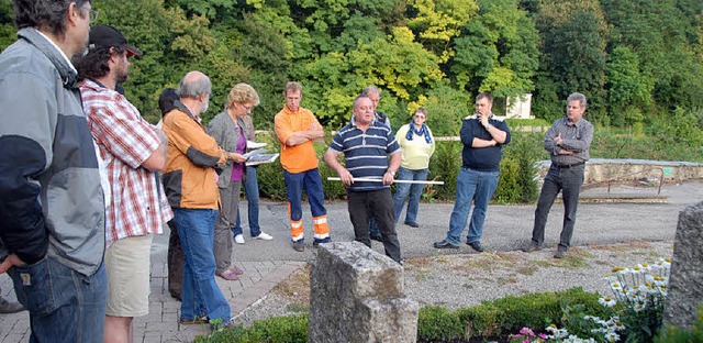 Ortstermin auf dem Amolterer Friedhof.   | Foto: Roland Vitt