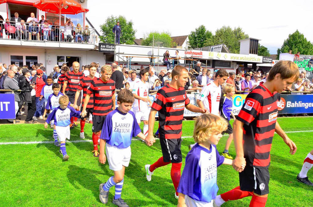 Familires Fuballfest: E-JugendSpieler aus Gottenheim begleiteten die SC-Spieler auf den Rasen,  Malterdinger  Kinder  gingen an der Reite der Rot-Weien aus Essen.