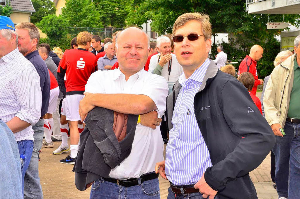 Ein Familientreffen  der Fuballfans aus der ganzen Region ist der Kaiserstuhl-Cup.  Landrat Hanno Hurt mit dem  ehemaligen FDP-MdL Dieter Ehret.