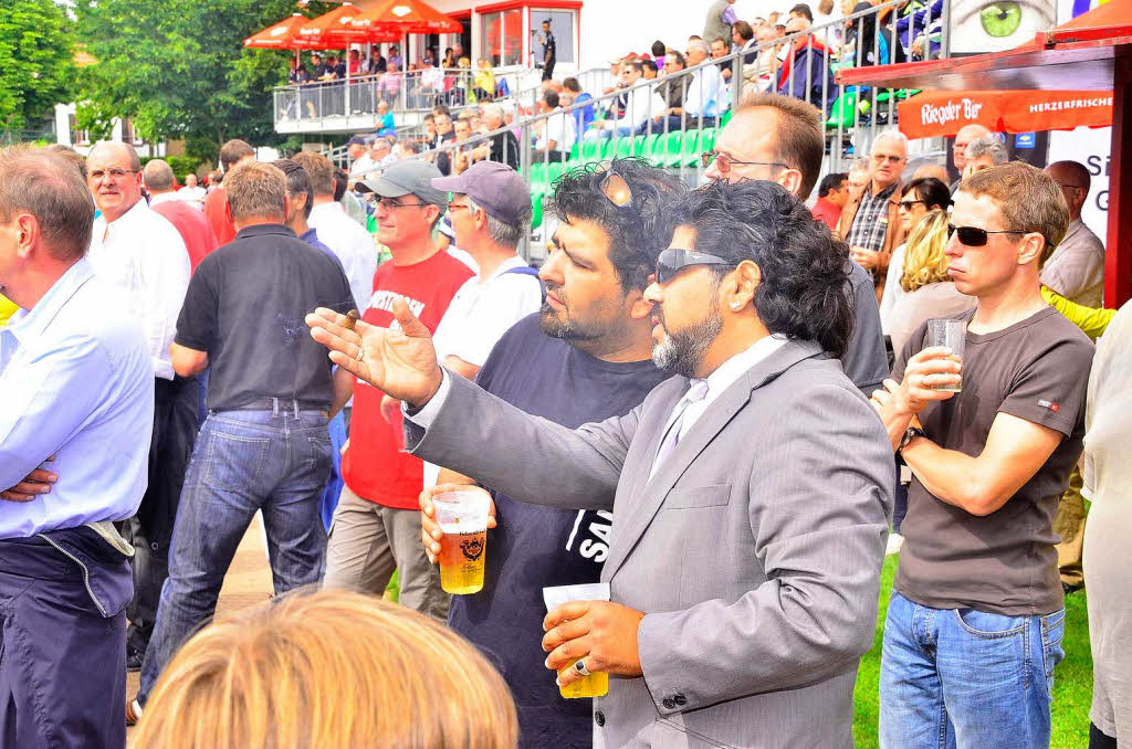 Sorgte fr Aufregung im Publikum: Diego Armando Maradona in Bahlingen – allerdings nur als Double, aber mit „Leibwchter“.