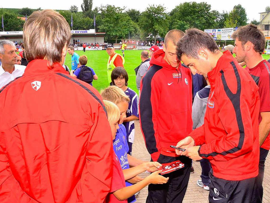 Geduldig  erfllten  die Akteure des SC Freiburg Autogrammwnsche ihrer jungen Fans.