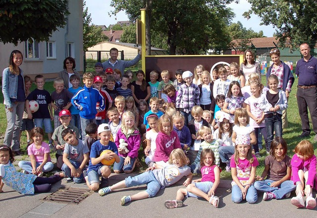 Die Schler und Lehrer an der Auenste...er die neue Torwand auf dem Schulhof.   | Foto: layla nieden