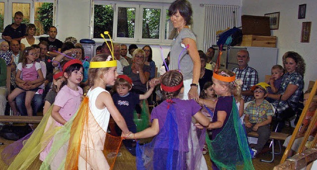 Mit Tnzen und Gedichten erfreuten die...merfest im Kindergarten St. Elisabeth.  | Foto: herbert trogus