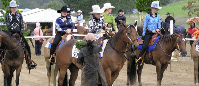 Westernreitkunst und -flair auf dem Bu...enhof zwischen Sonnenschein und Regen   | Foto: Rombach