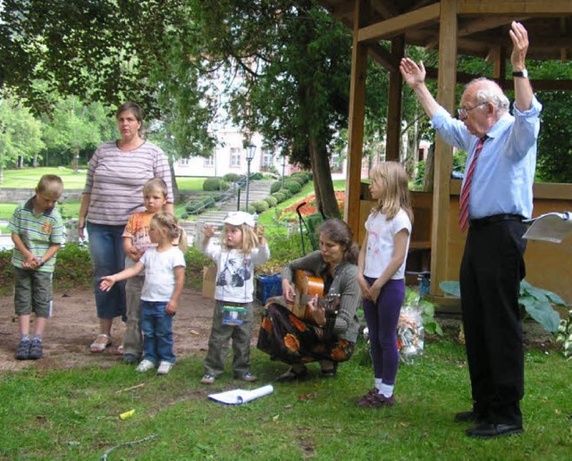 Pater Georg Kappeler untersttzt die L... Gottes Liebe ist, mit seinen Gesten.   | Foto: Christiane Sahli