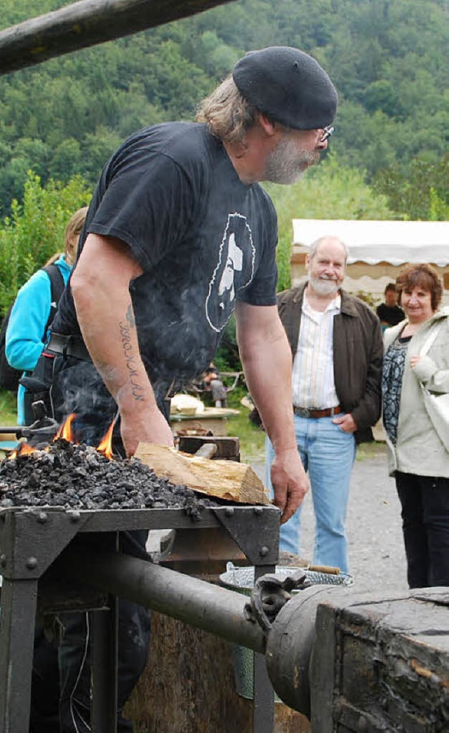 Das Feuer ist entfacht &#8211; viele Besucher waren begeistert vom Markt.  | Foto: Edgar Steinfelder