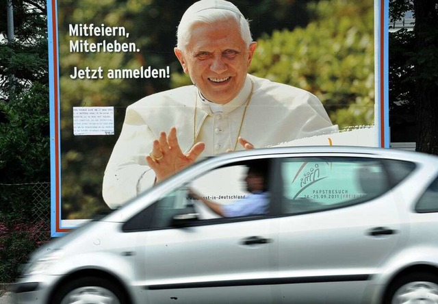 Die Werbung fr den Papstbesuch ist in... auch noch verstrkt um Helfer werben.  | Foto: dpa