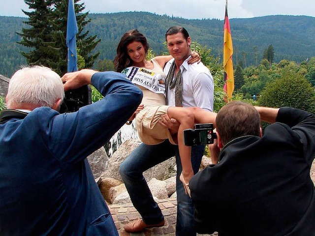 Paparazzi: Miss Austria Carmen Stambol...Begleiter setzte sich gekonnt in Pose.  | Foto: Christa Maier