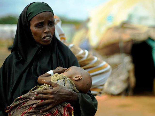 Eine Frau aus Somalia hat ihr Kind in ...mat wird die Situation immer prekrer.  | Foto: AFP