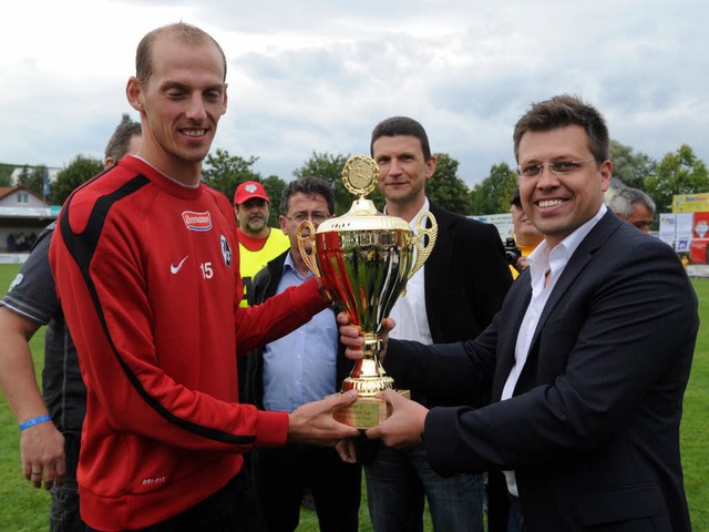 Die erste Trophe der Saison: Oliver Barth nimmt den Kaiserstuhl-Cup entgegen.  | Foto: schn