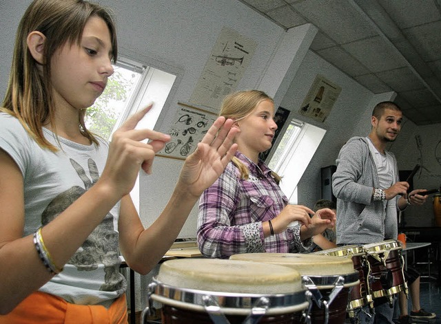 Sie geben den Rhythmus vor: Diana und ...n  Claves, den klingenden Holzstben.   | Foto: Yvonne weik