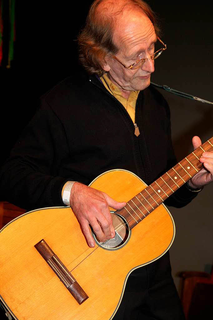 Martin Schley mit der einsaitigen Gitarre und dem Auszug aus seinem Lied „Im Schwarzwald hat’s viel Holz<ppp></ppp>“