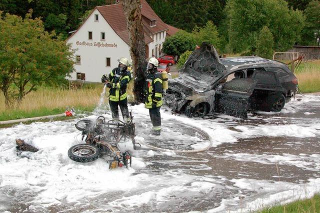 Zusamenstoß: Zwei Fahrzeuge gehen sofort in Flammen auf