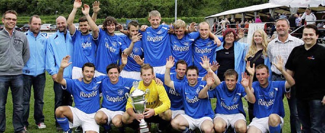 Frhliche Gewinner des Teufelsburg-Wan...Die Kickers vom TuS Knigschaffhausen.  | Foto: Roland Vitt