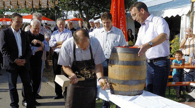 Gekonnt vollzog Brgermeister Joachim ...en Fassanstich beim Wyhler Gassenfest.  | Foto: Jrgen Schweizer