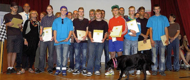 Die neun Entlassschler der Heinrich-H...n und Hund &#8222;Miss Marple&#8220;.   | Foto: Jrgen Schweizer