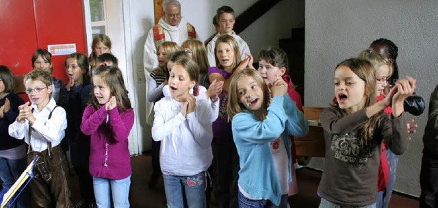 Der von Fanny Wankelmuth geleitete Sch...lfgang Klock, der die Schule segnete.   | Foto: D.Maurer