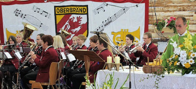 Ein voller Erfolg war das Waldfest des...ottesdienst mit Pfarrer Josef Tnzler   | Foto: GERT BRICHTA