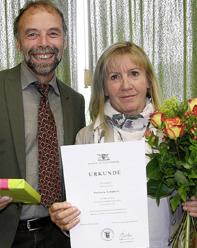 Konrektor Helmut Bchele verabschiedet Barbara Schubert.   | Foto: Lichtenbergschule