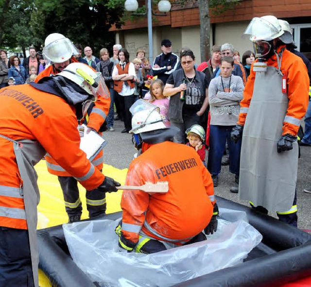 bung macht den Meister: Sulzer Feuerw...Dekontaminierungs-Station  behandelt.   | Foto: Wolfgang Knstle