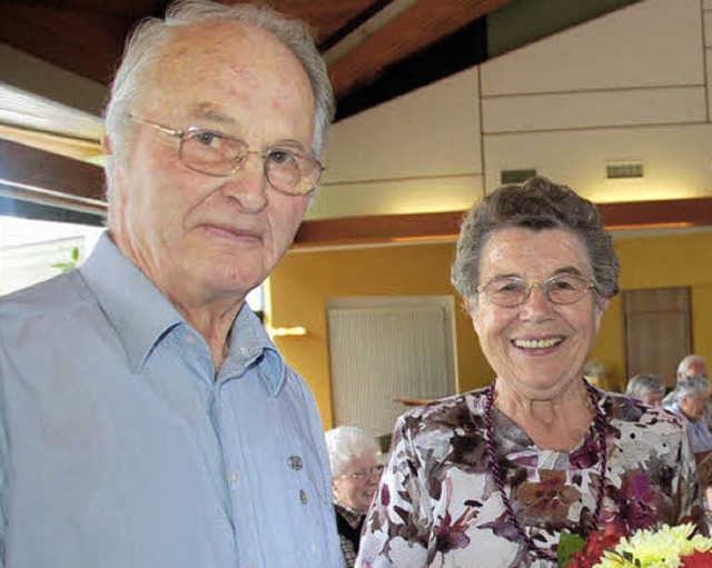 Unter  Beifall der 250 Senioren steckt...nnadel, Ehefrau Frieda Buderer Blumen.  | Foto: Pia Grttinger