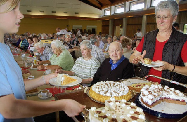 Mit leckeren Kuchen und Torten wurden ...n des Rot-Kreuz-Ortsvereins verwhnt.   | Foto: Pia Grttinger