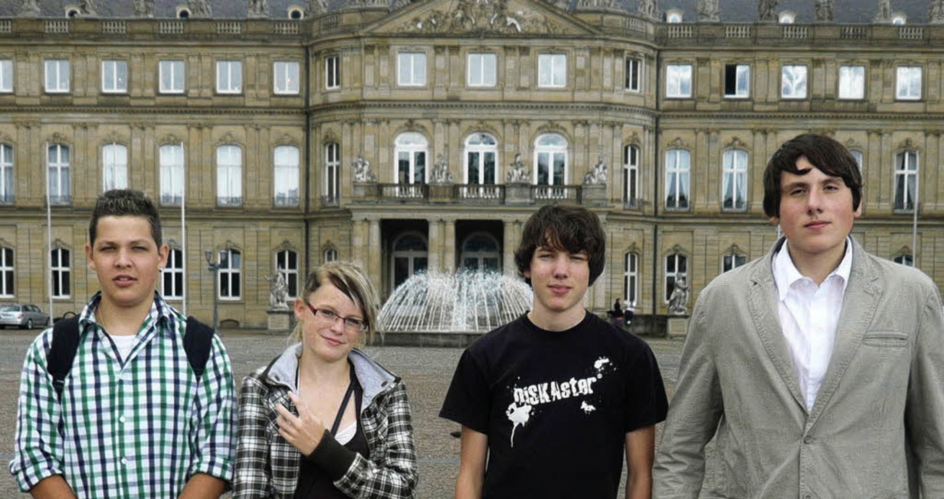 Künftige Architekten? (von links) Pasc... vor dem Neuen  Schloss in Stuttgart.   | Foto: schule
