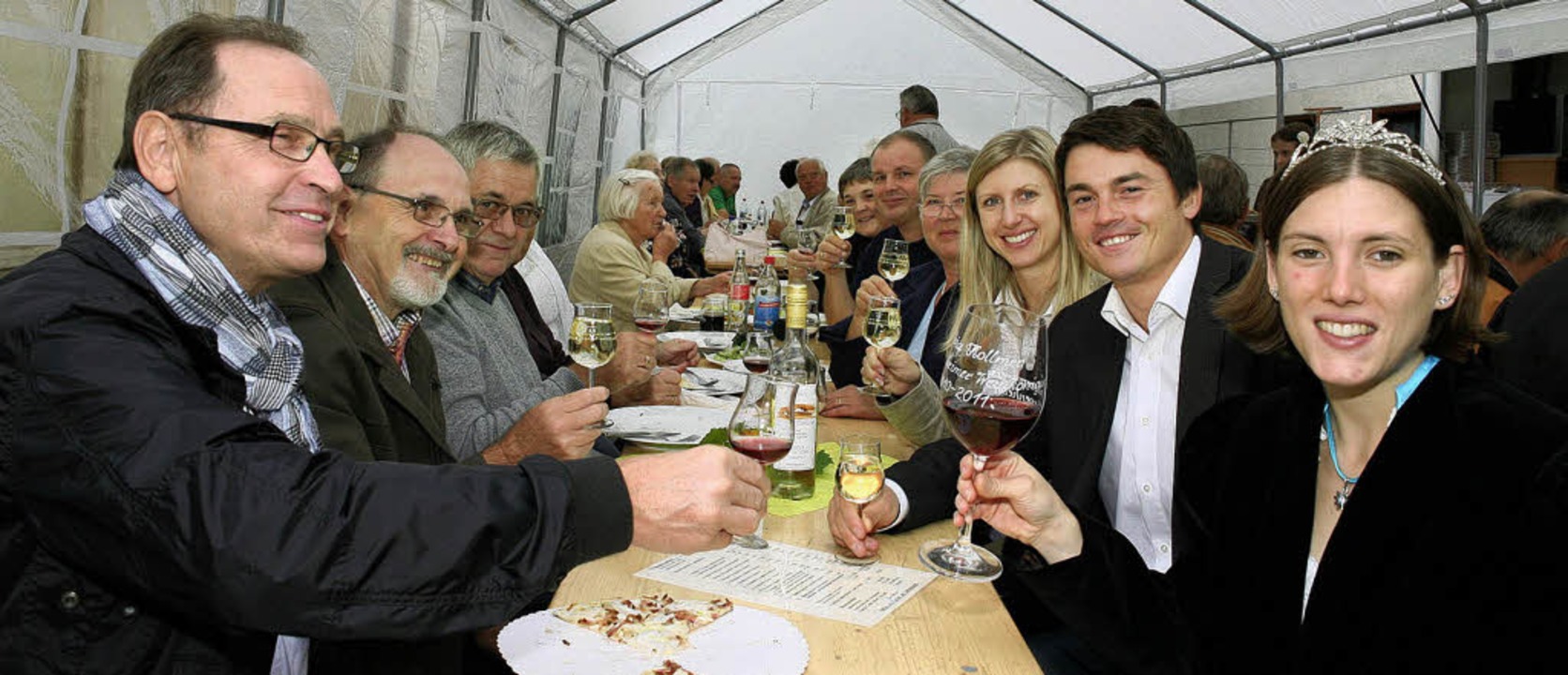 Gesellige Weinrunde beim Kippenheimer ...st mit Bürgermeister und Weinkönigin.   | Foto: Sandra Decoux-Kone