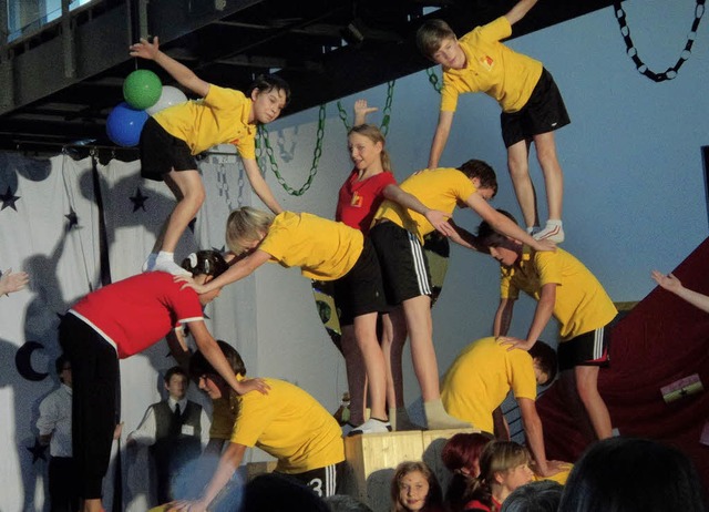 Die Sechsklssler prsentieren akrobatische Meisterleistungen.  | Foto: benz