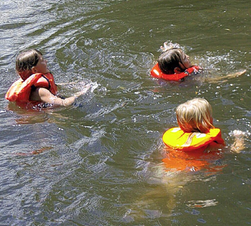 Im Wasser der Elz ließen sich die Kinder treiben.   | Foto: Privat