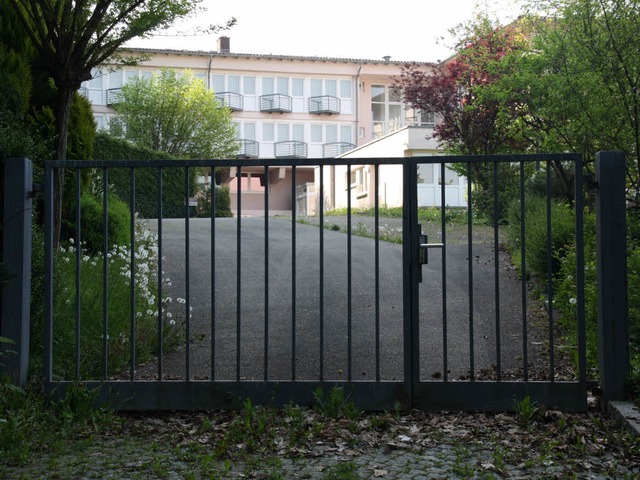 Die Tore der Schlossbergklinik in Stau...liche Investor hat sich zurckgezogen.  | Foto: Huber