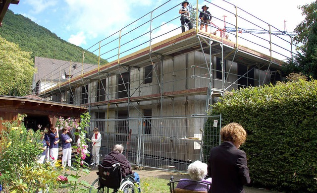 Mitarbeiter und Bewohner des Pflegehei...sda sehen, wie ihr neues Haus wchst.   | Foto: Umiger