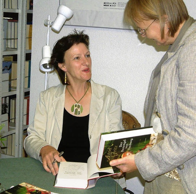 Angeregte Gesprche fhrte die Erfolgsautorin Astrid Fritz beim Signieren.  | Foto: roswiTha Frey