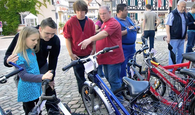 Wie wre es mit diesem Fahrrad? Intere...en vor der Versteigerung die Angebote.  | Foto: Stefan Merkle