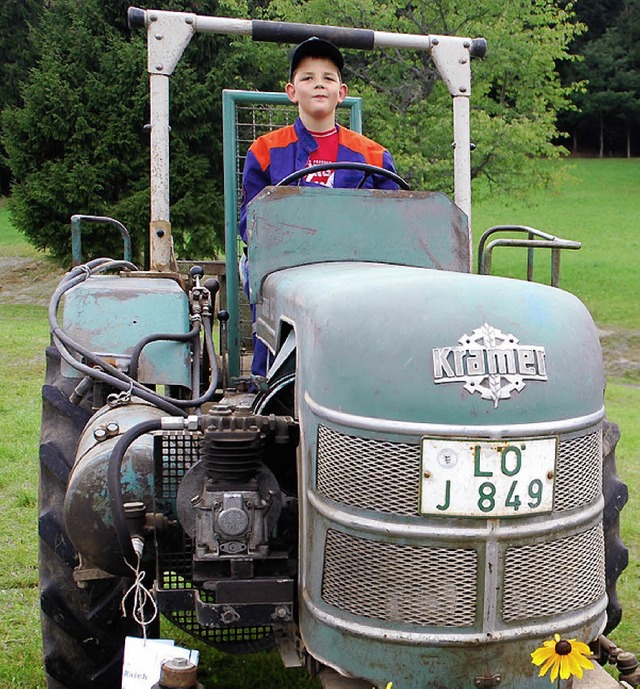 An den Oldtimern fand auch die Jugend Gefallen.  | Foto: Edgar Steinfelder