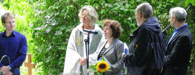 Pfarrerin Annette Metz verabschiedet Esther Kohwagner.   | Foto: B. Herzog