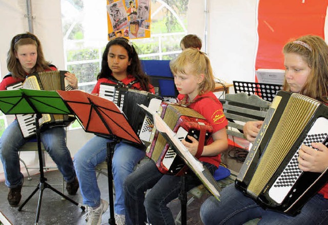 Fr musikalische Unterhaltung sorgte  ...hl das Akkordeon-Orchester Todtmoos.   | Foto: Andreas Bhm