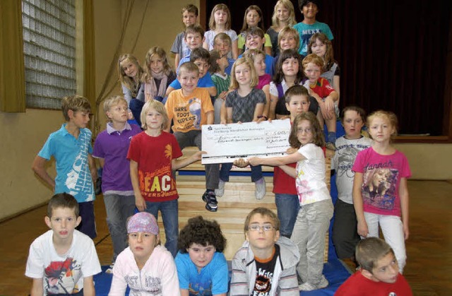 Fnf Kinder der Eduard-Spranger-Schule...anziska aus Winden sitzt in der Mitte.  | Foto: Elfriede Mosmann