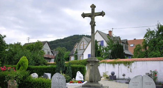 Sanierungsbedrftig ist das Kreuz auf dem alten Teil des Sldener Friedhofs.   | Foto: Axel Drber