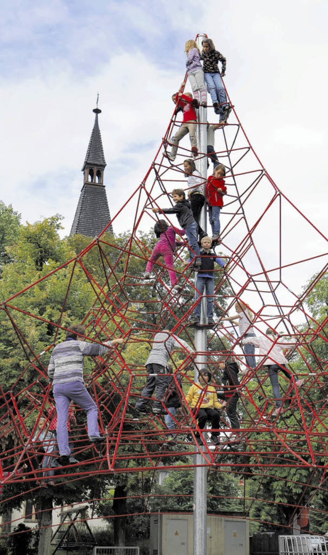 Mit dem Kirchturm zumindest optisch gl...us wirkt wie ein Magnet in den Pusen.   | Foto: Freudentahl