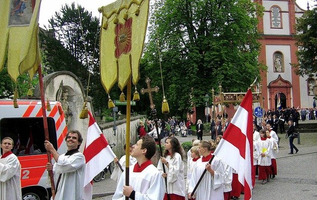 Nach dem festlichen Gottesdienst in St...hrte eine Prozession durch die Stadt.   | Foto: Wolfgang Meyer